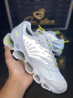 Mizuno Futur • Branco na internet