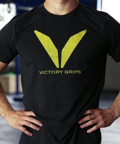 REMERA VICTORY GRIPS HOMBRE - MEN'S YELLOW VG LOGO T-SHIRT