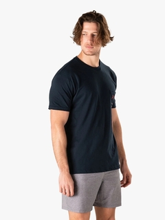 REMERA RPM - WIRED UP POCKET TEE MIDNIGHT BLUE en internet