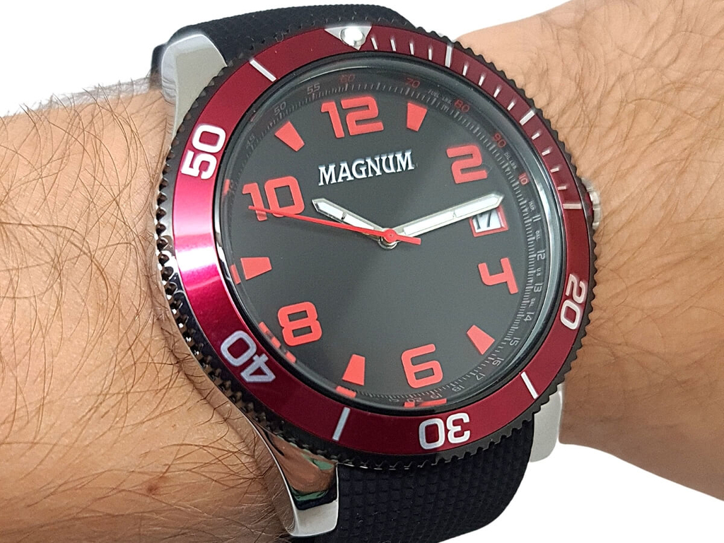 Relogio magnum com pulseira borracha