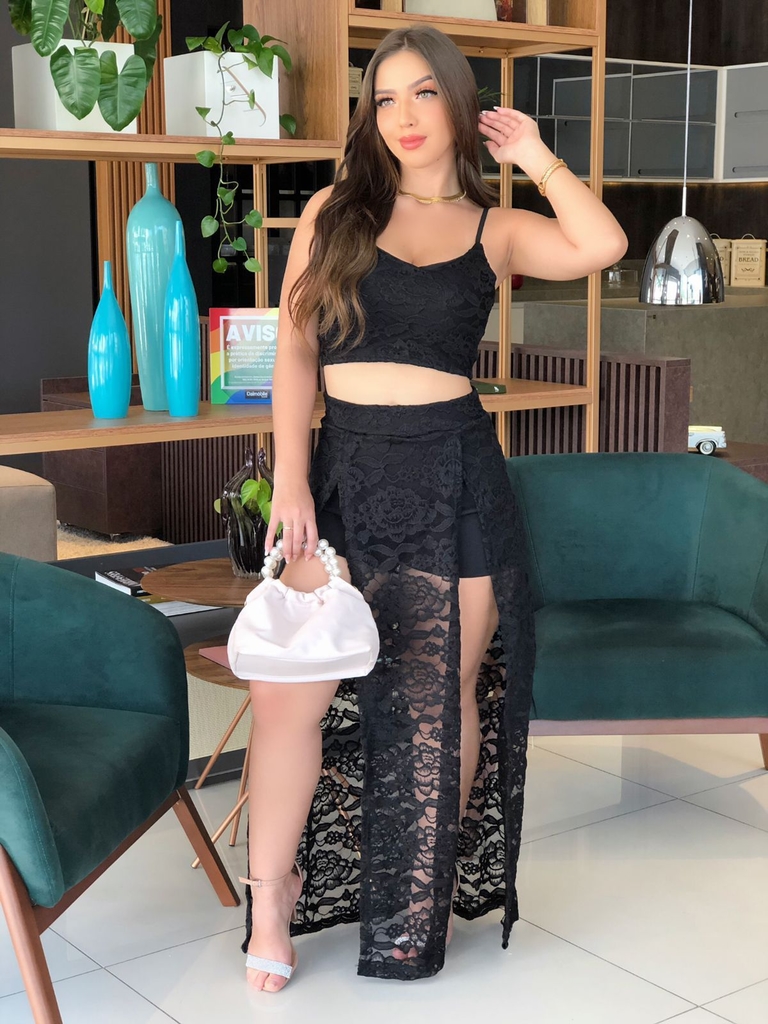Conjunto de Renda Cropped e saia fenda na frente