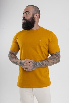 CAMISETA ESSENTIAL - COMFORT | MOSTARDA na internet