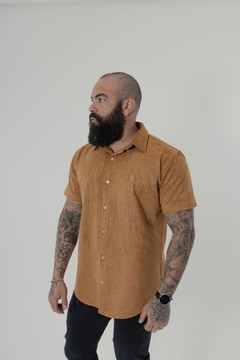 CAMISA MANGA CURTA | SUEDE - CARAMELO - comprar online