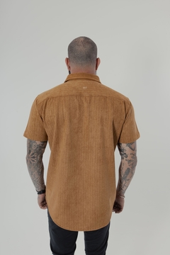 CAMISA MANGA CURTA | SUEDE - CARAMELO - Oak Menswear