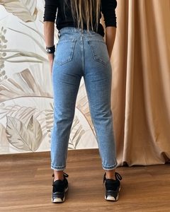 Jeans mom fit Kaira en internet