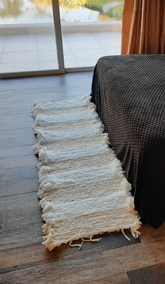 Alfombra rayada franjas beige y blanco 60x150cm pie de cama en internet