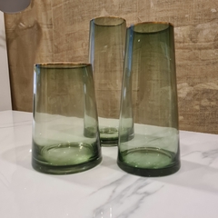 Florero verde conico vidrio borde dorado bajo 20cm - comprar online