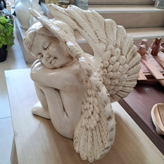 Angel sentado cerámica beige 26cm - comprar online