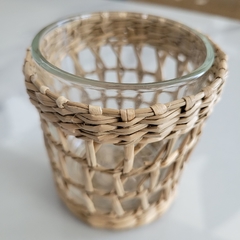 Imagen de Vaso Posavela Rattan y vidrio calado chico 8cm