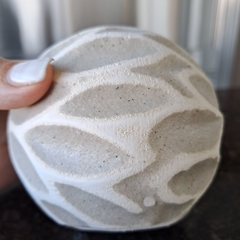 Esfera hojas chicas D10cm cerámica rústica - comprar online