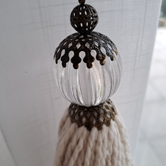 Borla cruda de lana con esfera de acrilico y cadena