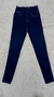 Jeans Chupin azul con hilo blanco