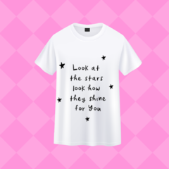 Camiseta bordada Coldplay frase “ Look at the stars...” - comprar online