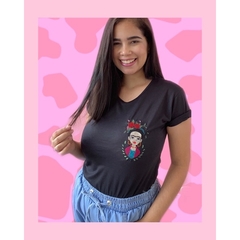 Blusa Camiseta feminina Frida Kahlo bordada -T-shirt unissex - Amorêto