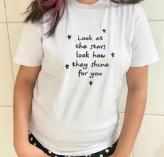 Camiseta bordada Coldplay frase “ Look at the stars...” na internet