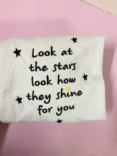 Camiseta bordada Coldplay frase “ Look at the stars...”