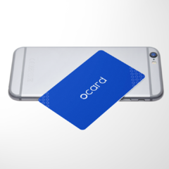 Cartão de visita digital azul com QR Code e tag NFC de aproximação. É só encostar e compartilhar suas informações para o celular da outra pessoa.