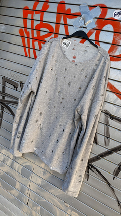 sueter oversize gris destruido en internet