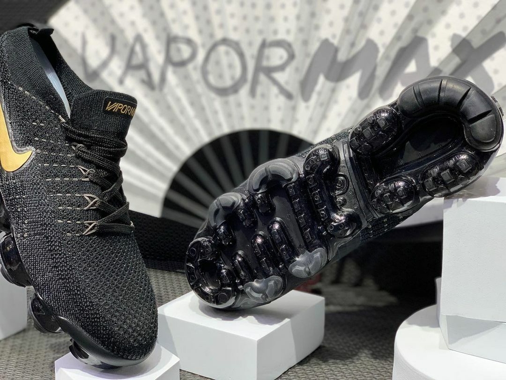 Black and hotsell gold nike flyknit
