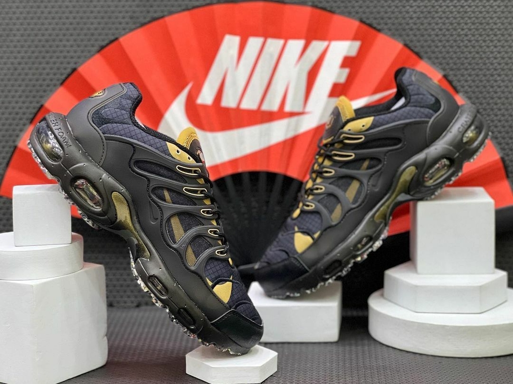 NIKE AIR MAX TERRASCAPE PLUS - PRETO E DOURADO