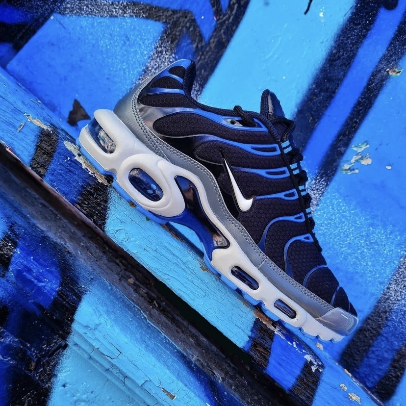 NIKE AIR MAX PLUS TN1 - PRETO E AZUL - TUNED AIR