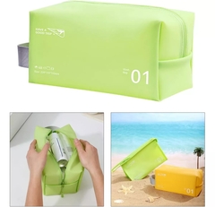 NECESER IMPERMEABLE WASH BAG 01 en internet