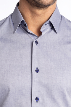 Camisa azul em algodão com botão no colarinho na internet