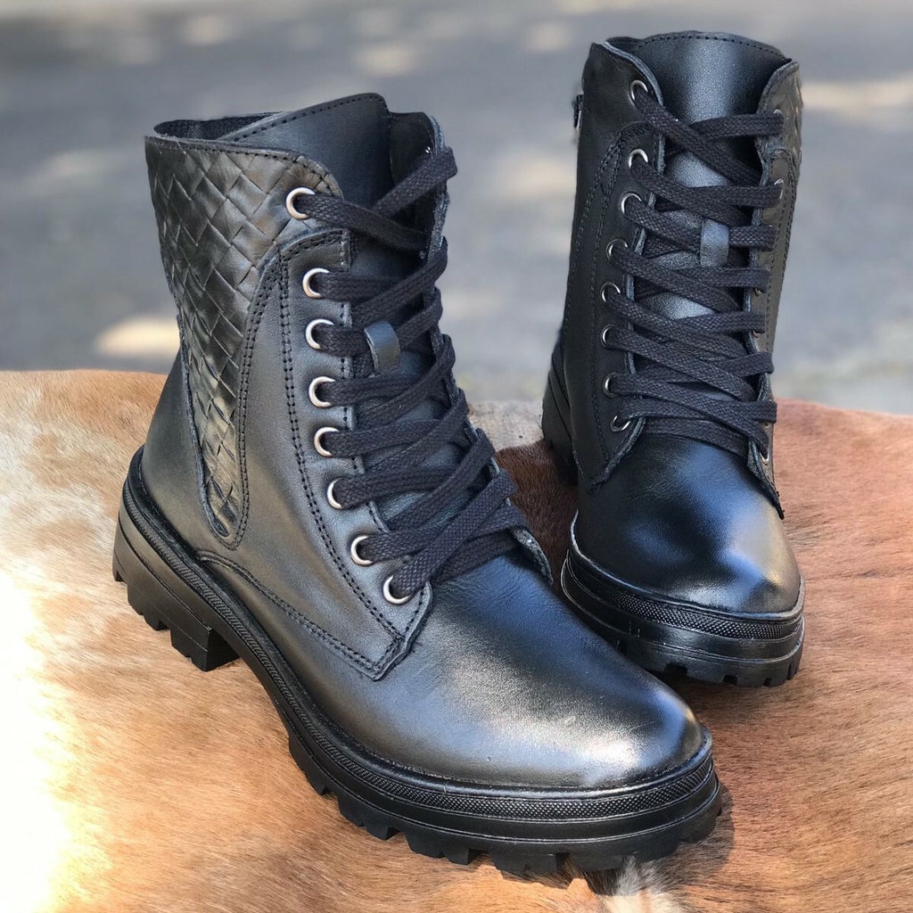 COTURNO FEMININO EM COURO TRICE PRETO