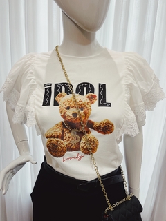 T-shirt Emily IDOL URSINHO /DETALHE NA MANGUINHA EM CHIFFON E RENDA( COR OFF) - comprar online