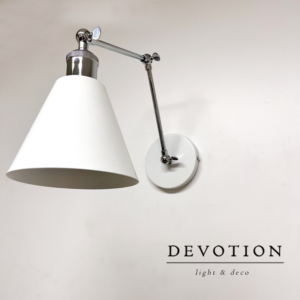 Aplique de pared blanco detalles Cromados y múltiples movimientos verticales en 3 sectores