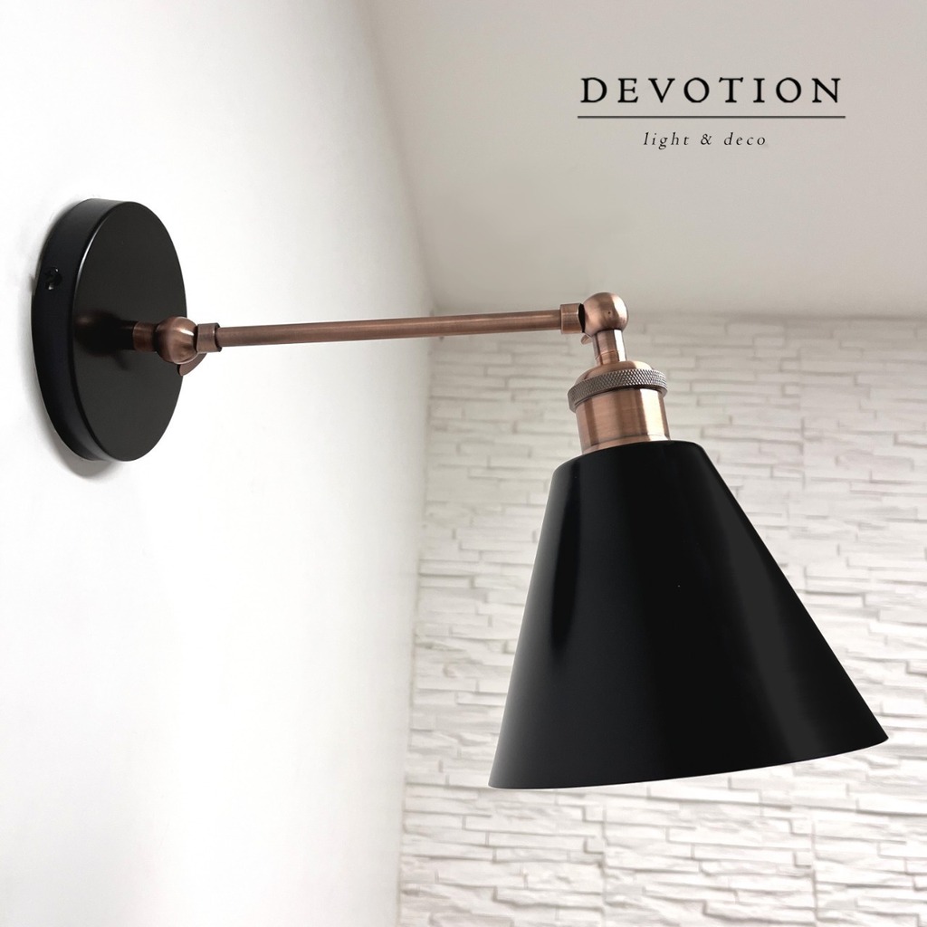 Aplique de pared negro con detalles Cobre viejo y múltiples movimientos verticales en 2 sectores