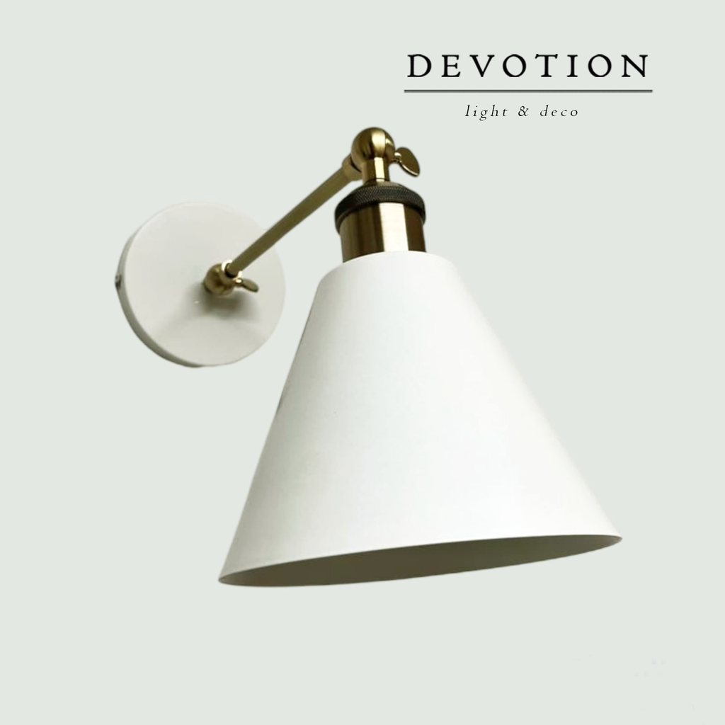 Aplique de pared blanco con barral y portalámpara dorado y múltiples movimientos verticales en 2 sectores