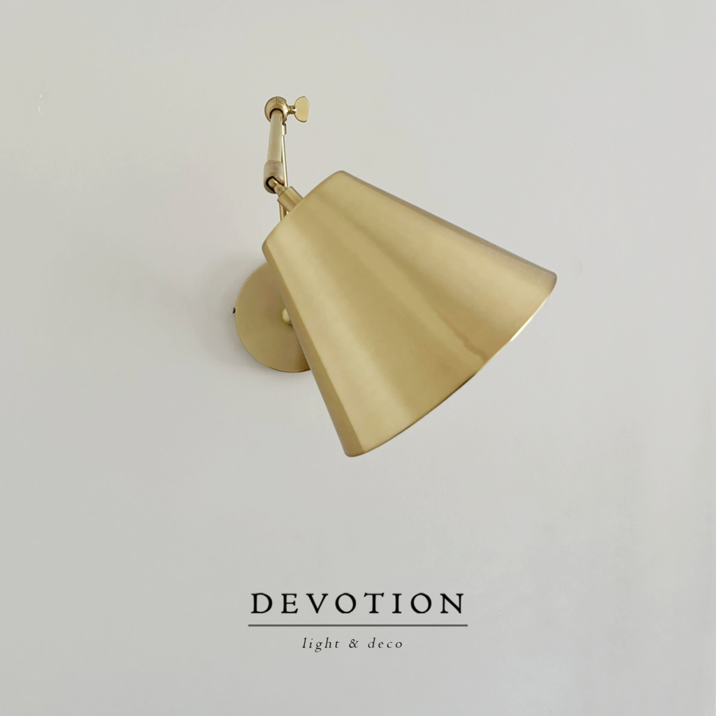 Velador de pared dorado mate con movimientos verticales y en la pantalla también horizontales