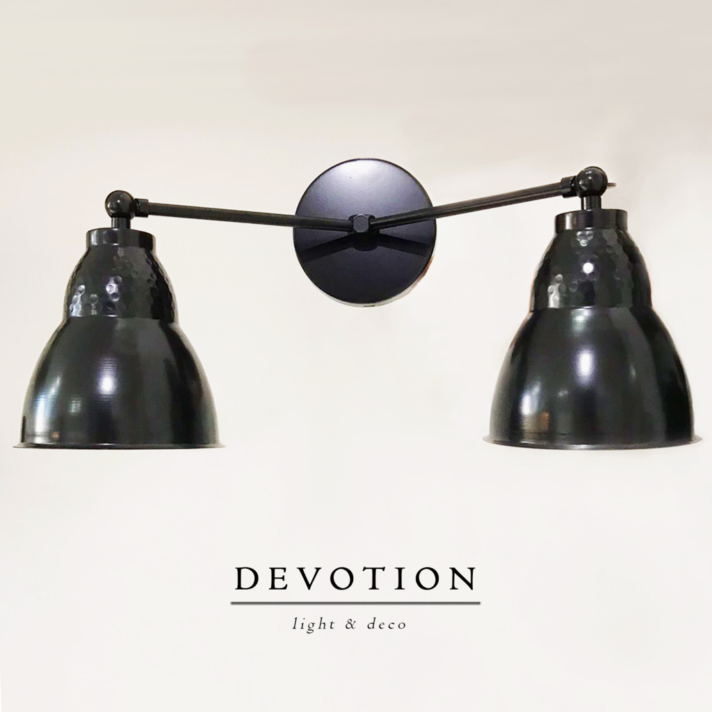 Aplique de 2 luces negro con pantalla martillada