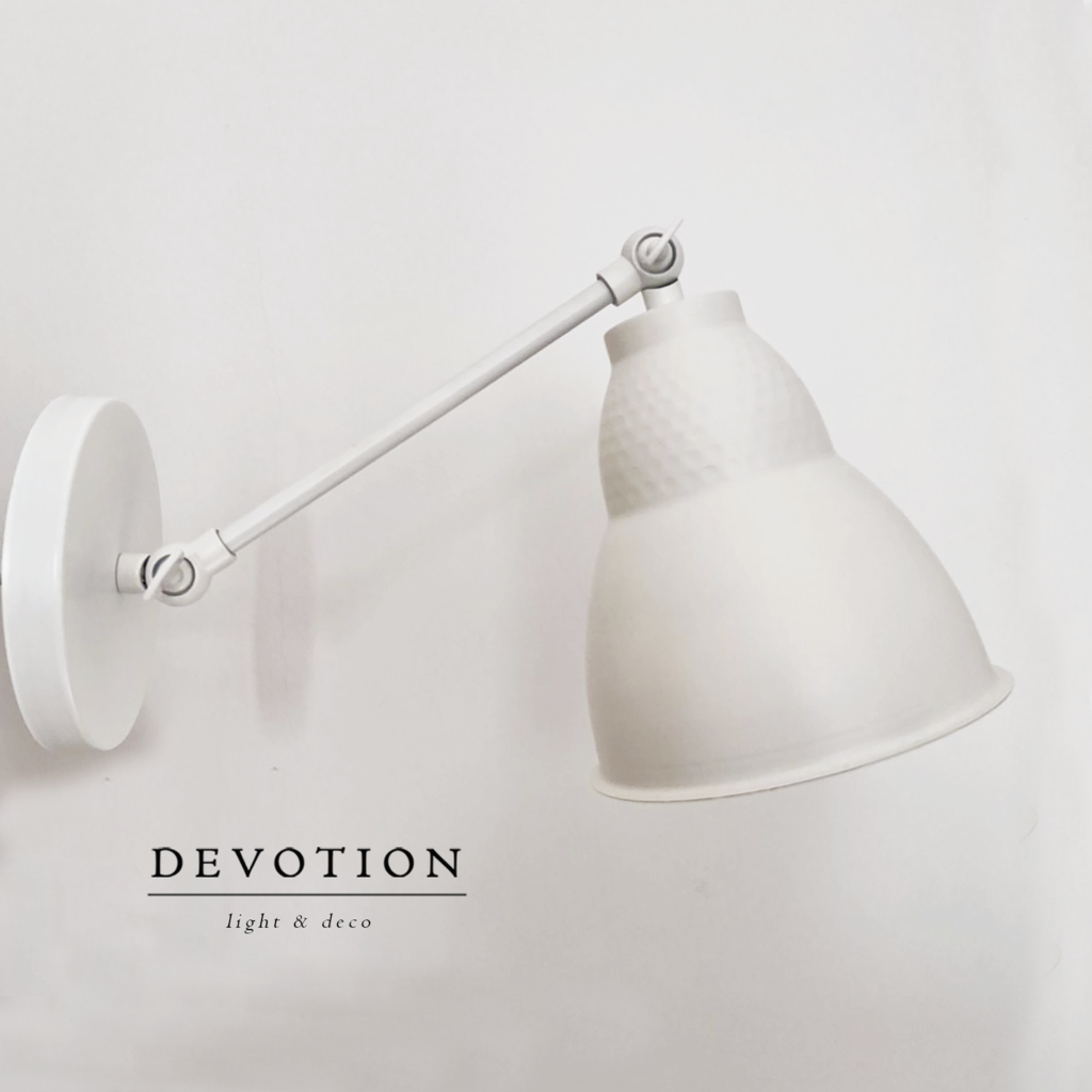 Aplique de pared blanco con pantalla martillada y con múltiples movimientos verticales en 2 sectores