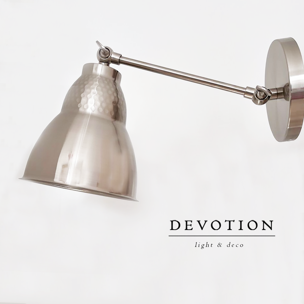 Aplique de pared platil con pantalla martillada y con múltiples movimientos verticales en 2 sectores