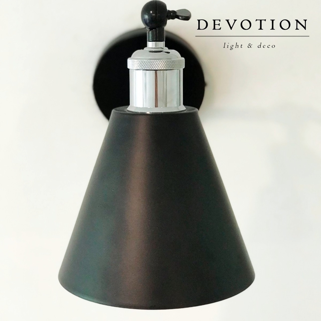 Aplique de pared negro con detalles cromados y múltiples movimientos verticales en 2 sectores