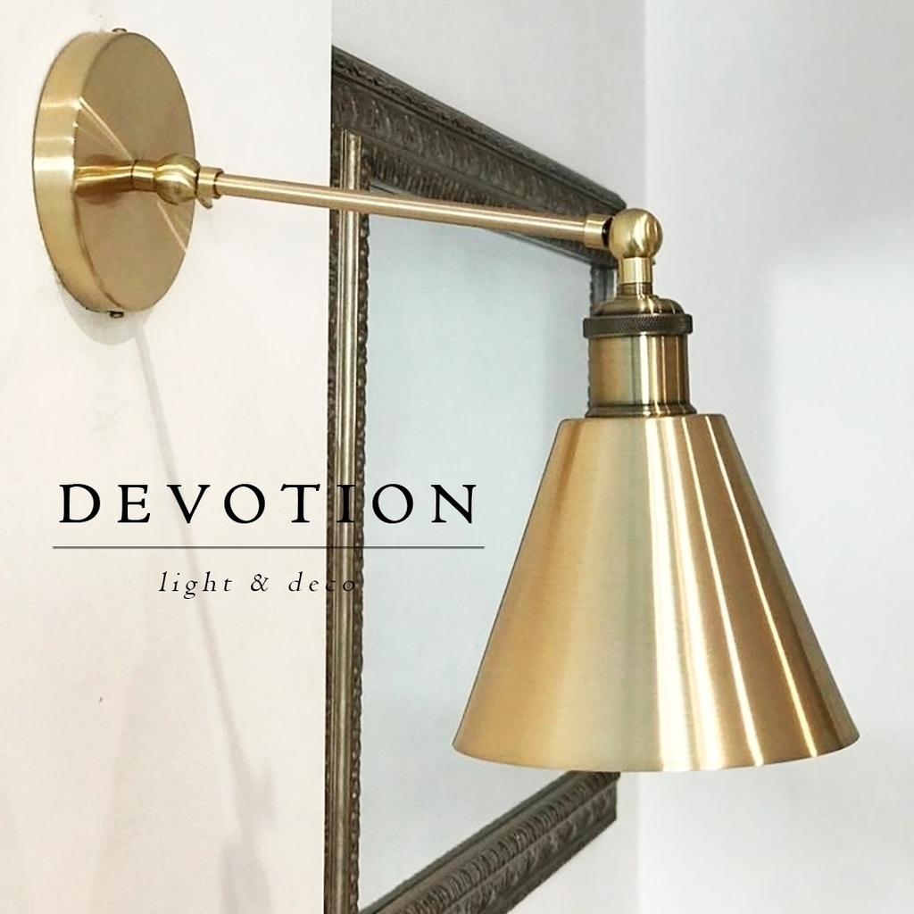 Aplique de pared dorado mate con múltiples movimientos verticales en 2 sectores