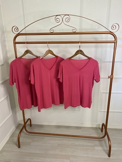 T-Shirt Plus Malha Gola V Rosa - comprar online