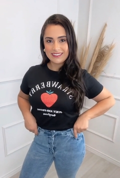 T-Shirt Strawberry Preto na internet