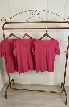 T-Shirt Plus Malha Gola V Rosa