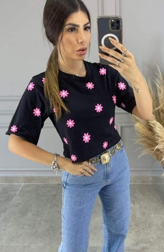 Cropped Flowers Preto