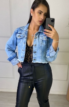 Jaqueta Jeans Cropped Desfiada Jeans Claro na internet