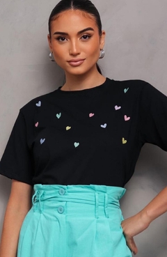 T- Shirt Heart Bordada Colors Preto