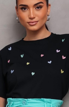 T- Shirt Heart Bordada Colors Preto - comprar online