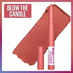 Labial SuperStay Matte Ink Crayon - Birthday Edition tono Blow the Candle (190) aplicador y color