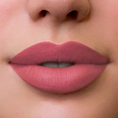 Labial Vogue Resist tono Fabulosa como queda