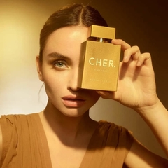 Perfume Cher Dieciseis aurea Floral modelo