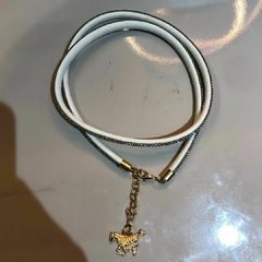 Bandinha de Tecido Para Chapéu Strass Pingente Cavalo Dourado BC151 na internet