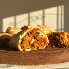 PATA EN HEBRAS + EMPANADAS (COMBO 2)